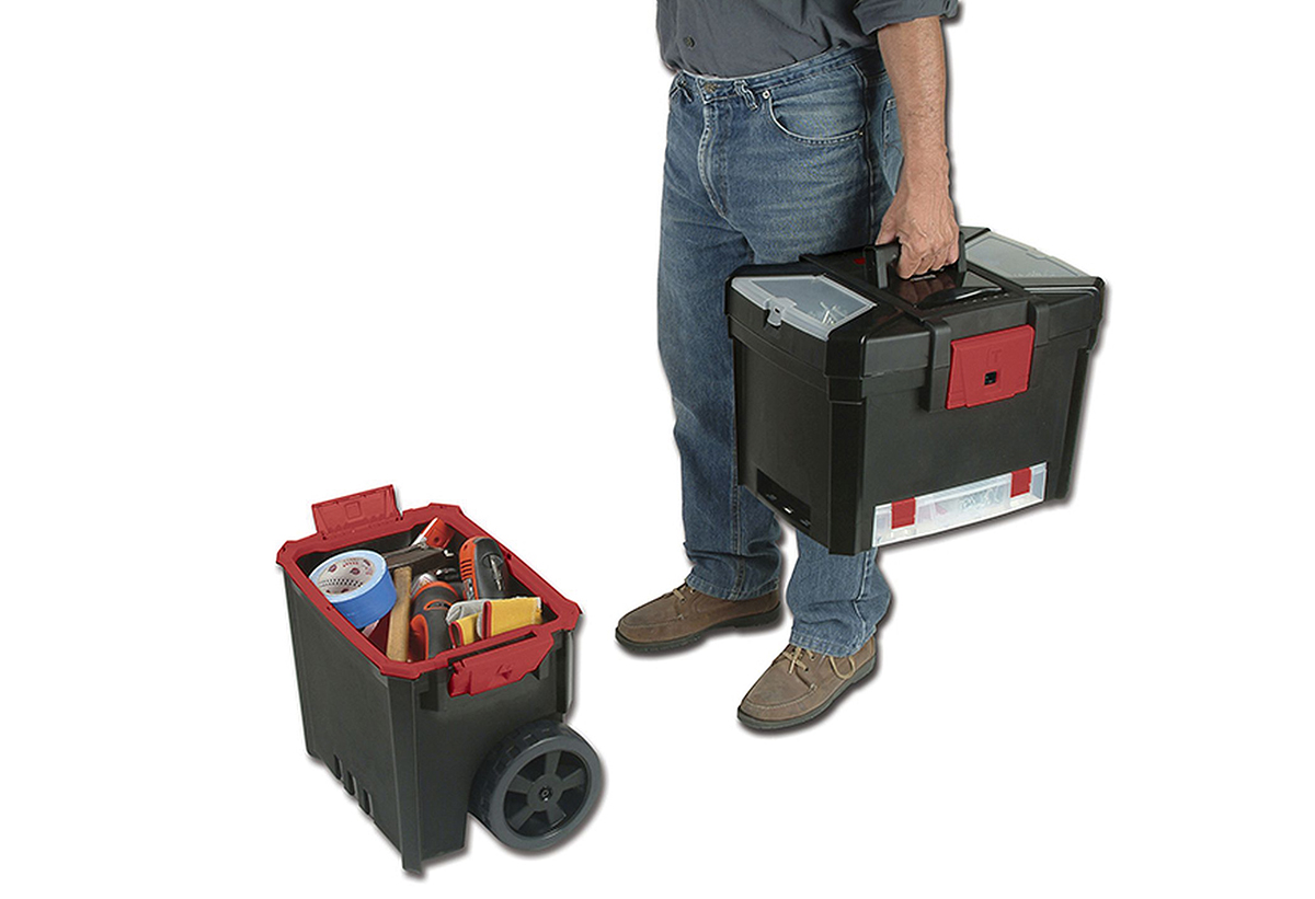 Εδώ απεικονίζεται ο εργαλειοφόρος ανοιχτός και γεμάτος εργαλεία και δίπλα ένας άνδρας να τον μεταφέρει.